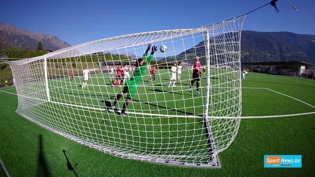 Beim torreichen Südtiroler Oberliga-Duell zwischen Partschins und St. Georgen (3:3) sorgte der Treffer der Hausherren zum zwischenzeitlichen 1:1 für viel Diskussionsstoff. Außerdem haben wir das spektakuläre 2:2 vom FC Obermais in der Serie D gegen Mestre und den 2:1-Heimsieg von Gröden im Landesliga-Schlager gegen Brixen im Video. © stol