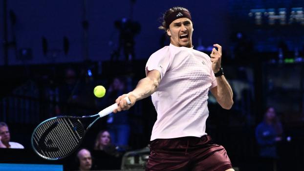 Alexander Zverev hatte zum Wien-Auftakt unglaublich viel Mühe. © APA/afp / JOE KLAMAR