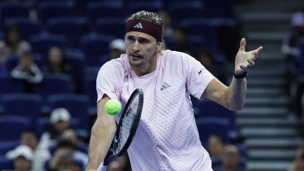 Alexander Zverev steht im Viertelfinale von Peking. © ANSA / ANDRES MARTINEZ CASARES