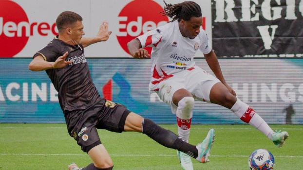Alvin Okoro im Zweikampf mit Ascoli-Kapitän Marcos Curado.