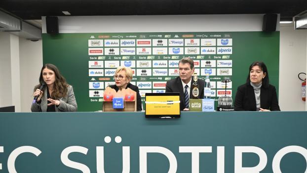 Am Montag wurde das Event vorgestellt, von links: Christiane Ruedl (Marketingchefin FC Südtirol), Patrizia Brillo  (Bozner Stadträtin), Gerhard Comper (Präsident FC Südtirol) und Roberta Rigamonti (Präsidentin Dachverband für Soziales und Gesundheit). © Groppo / DLife