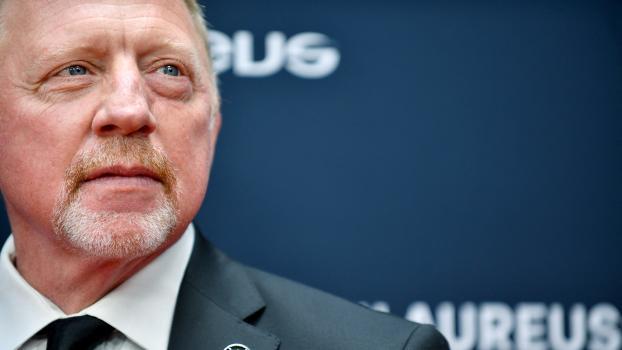 Boris Becker haute auf den Tisch. © AFP / JULIEN DE ROSA