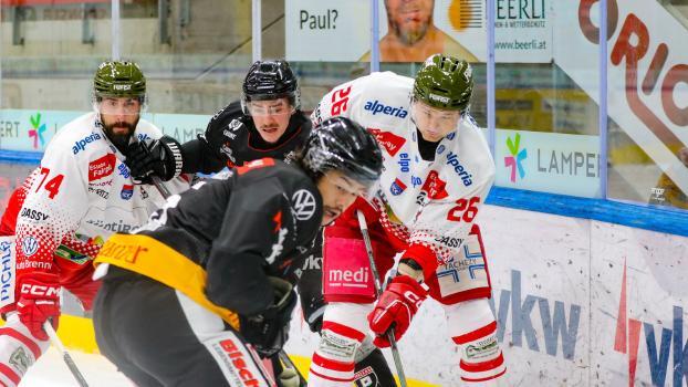 Bozens Teemu Kivihalme (rechts) und Blake Hillman (links) feierten gegen Vorarlberg einen klaren Sieg. © Dorner Joe