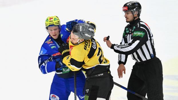 Daniel Glira (rechts) feiert mit dem HC Pustertal einen spektakulären Sieg. © ECVSVStefan