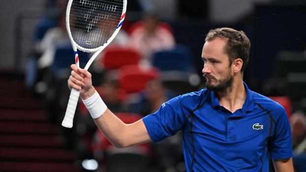 Daniil Medvedev eilt von Sieg zu Sieg. © APA/afp / HECTOR RETAMAL