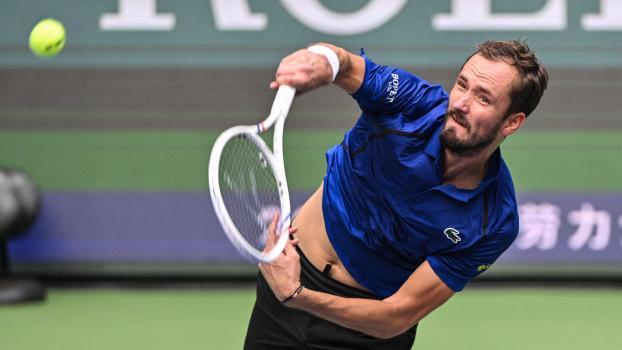 Daniil Medvedev ist eine Runde weiter. © APA/afp / HECTOR RETAMAL