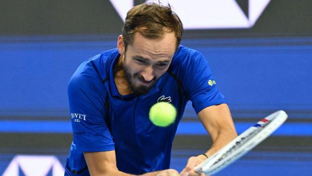 Daniil Medvedev ist im Halbfinale von Peking disqualifiziert worden. © APA/afp / GREG BAKER