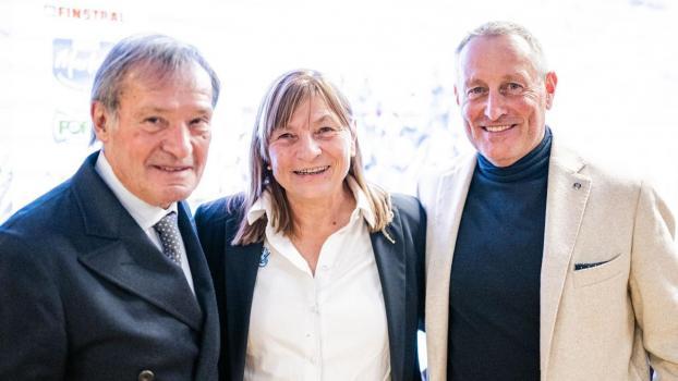 Der ehemalige FISI-Präsident Flavio Roda (links) mit dem Südtiroler Landesverbandspräsidenten Markus Ortler und Lidia Bernardi, Präsidentin des SC Gröden, dem erfolgreichsten Skiklub Italiens.