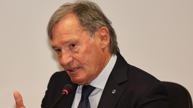 Le président sortant de la FISI, Flavio Roda, a fait une déclaration.