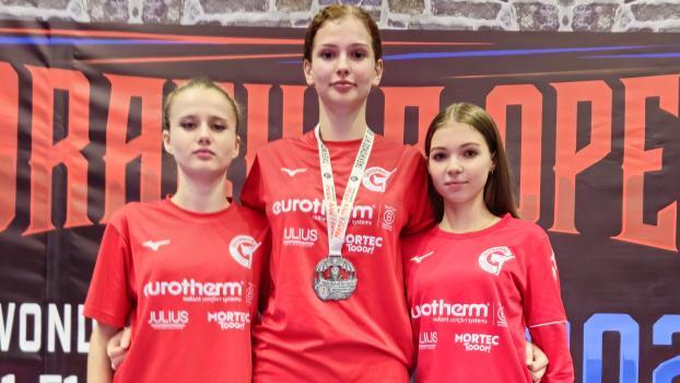 Die Mädchen von Taekwondo Südtirol-Eurotherm trumpften auf. In der Mitte Silbermedaillengewinnerin Anna Gruber.