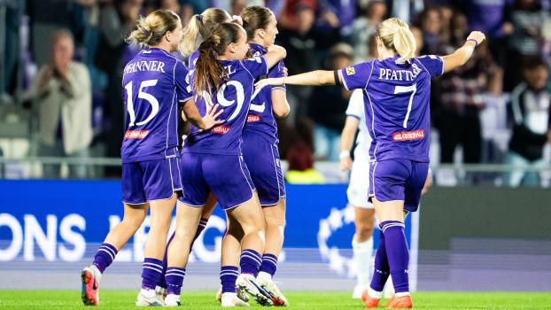 Elisa Pfattner (ganz rechts) bejubelte mit Austria Wien den ersten Punktgewinn in der Königsklasse. © APA / GEORG HOCHMUTH