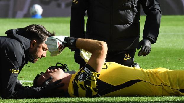 Emiliano Martinez wurde nach seinem Zusammenprall am Samstag operiert. © APA/afp / PETER POWELL