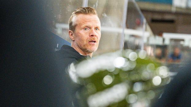 HCB-Trainer Antti Karhula blickt gespannt auf das Match in Mailand am Sonntag. © HCB