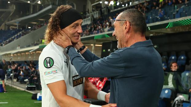 Herzliches Wiedersehen: David Luiz und Maurizio Sarri. © ANSA / MICHELE MARAVIGLIA