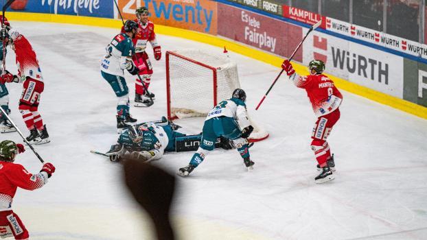 In der Bozner Arena wurde auch an diesem Abend reihenweise gejubelt. © HCB/Loris Bregolato