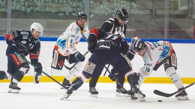 In Neumarkt lieferten sich die Cavaliers und Ex-ICE-Club Asiago ein spannendes Duell. © S. Kaneppele