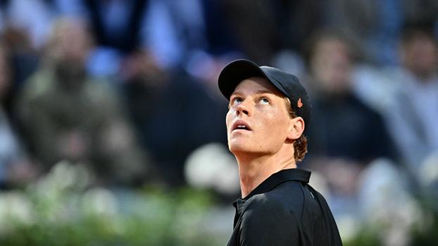 Jannik Sinner fällt noch mindestens bis Jänner 2027 aus. © AFP / FILIPPO MONTEFORTE