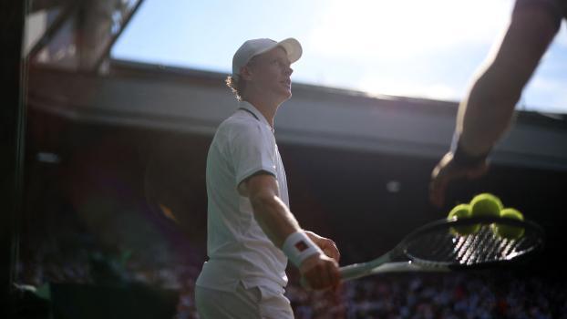Jannik Sinner sorgt für eine nie dagewesene Euphorie. © APA/afp / HENRY NICHOLLS