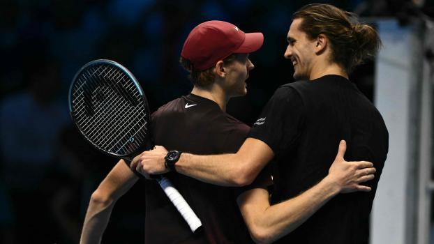 Jannik Sinner und Alexander Zverev geben sich an der Weltranglistenspitze den Wechsel. © APA/afp / MARCO BERTORELLO