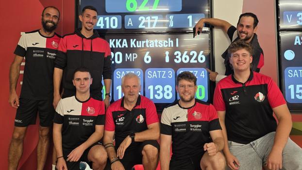 Kurtatsch  feiert seine Leistung gegen Algund. Hinten von links Alexander Schweiggl, Ivan Mayr und Tobias Gruber; vorne von links Felix Prinoth, Norbert Schgraffer, Aaron Peer Pratzer und Isaak Peer.