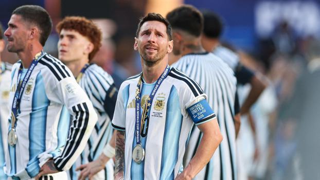 Lionel Messi schlüpft ein letztes Mal in das Trikot der argentinischen Nationalmannschaft. © APA/afp / PATRICIA DE MELO MOREIRA
