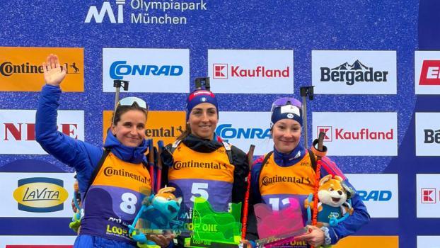 Lisa Vittozzi (Bildmitte) strahlte in München von ganz oben. © fisi