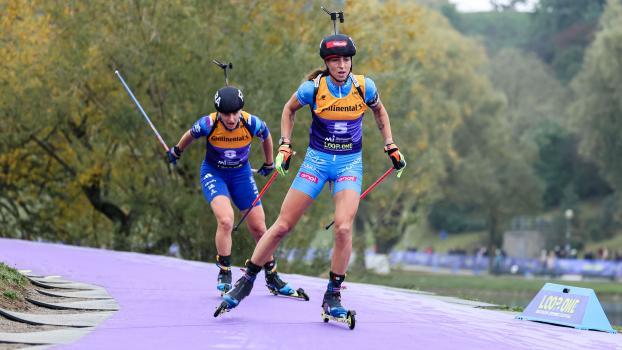 Lisa Vittozzi und Julia Simon (hinten) lieferten sich ein spannendes Duell. © Walter/IBU / Walter/IBU
