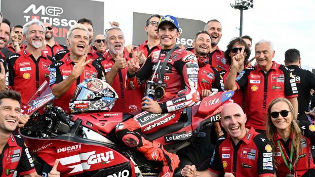 Mac Marquez und sein Team sind in Feierlaune. © APA/afp / TOSHIFUMI KITAMURA