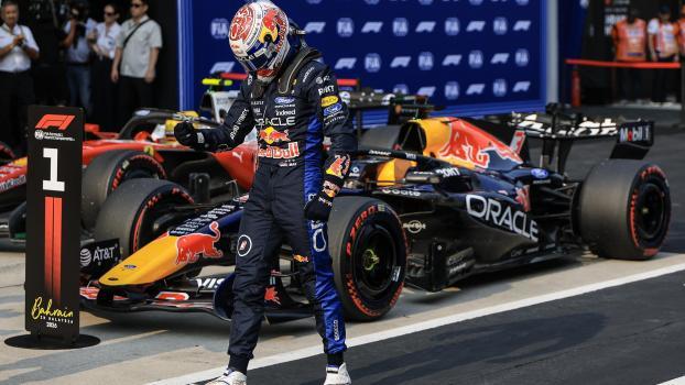 Max Verstappen freut sich über seine erste Pole Position in dieser Saison. © ANSA / FAZRY ISMAIL