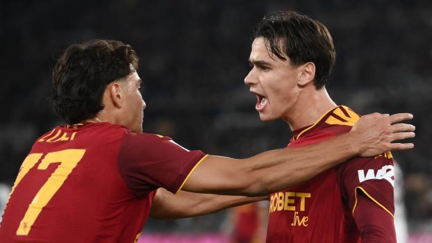 Niccolò Pisilli (rechts)  und Emanuele Lulli (links) lassen die Herzen der Roma-Fans höher schlagen. © APA/afp / ISABELLA BONOTTO