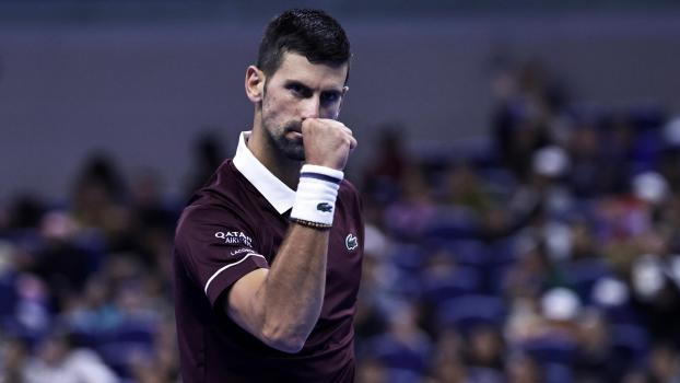 Novak Djokovic ballte nach seinem Sieg die Faust. © ANSA / ANDRES MARTINEZ CASARES