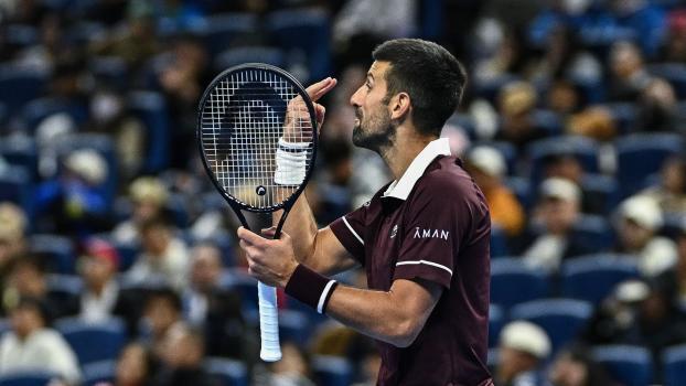 Novak Djokovic gestikuliert wild. © APA/afp / PEDRO PARDO