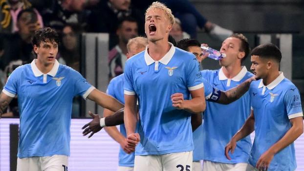 Oliver Provstgaard (vorne) und Co. bezwangen Juve. © APA/afp / MARCO BERTORELLO