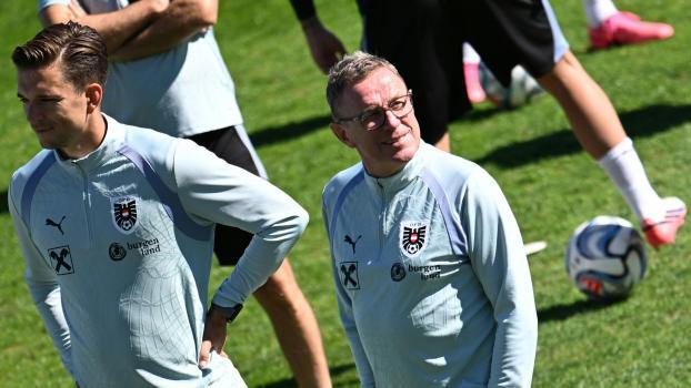 Ralf Rangnick (rechts) hob den Zustand des Rasens vor der Partie gegen den Kosovo hervor. © APA / HELMUT FOHRINGER