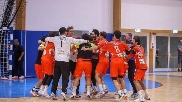 So jubeln die Meraner Handballer über den Sieg.