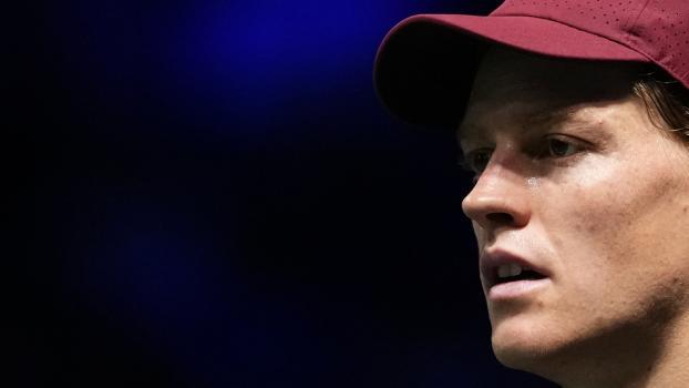 Tennis-Superstar Jannik Sinner: Die Trainerfrage bleibt brandaktuell. © AFP / DIMITAR DILKOFF