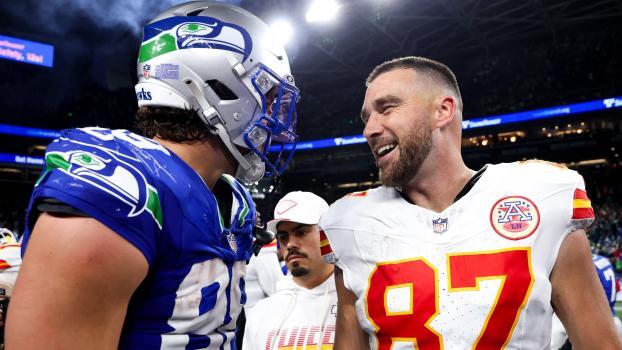 Travis Kelce (rechts) von Kansas im Gespräch mit AJ Barner von den Seattle Seahawks. © APA / CALEB BOWLIN
