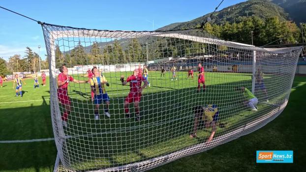 Am vergangenen Spieltag der Oberliga traf Naturns auf seinen Angstgegner, seit über zehn Jahren fuhr der Klub keinen Heimsieg gegen die Teldra ein. Dieser Fluch sollte auch mit einem kuriosen Tor nicht gebrochen werden. Darüber hinaus gibt es hier auch den Sieg des Bozner FC gegen Partschins (3:0) sowie den Triumph von Landesligist Auer gegen Weinstraße Süd (4:0) im Video. © stol