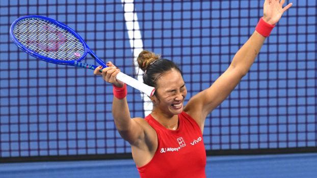 Zheng Qinwen a remporté le tournoi à domicile à Pékin. © APA/afp / GREG BAKER