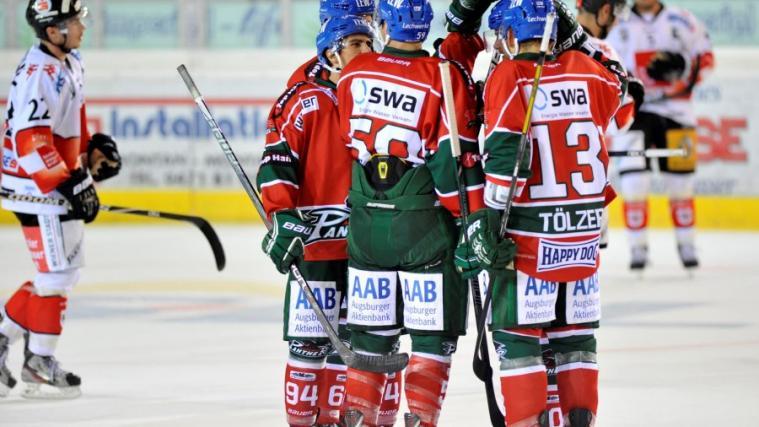 Die Augsburger Panther jubeln (Max Pattis)
Packende Zweikämpfe in der Würth Arena