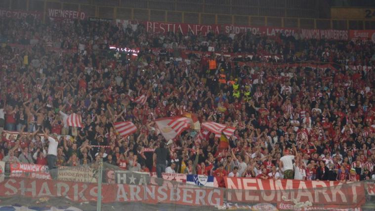 Die Fans im Bayern-Fanblock im Stadio "San Paolo" (Foto: Facebook FC Bayern)