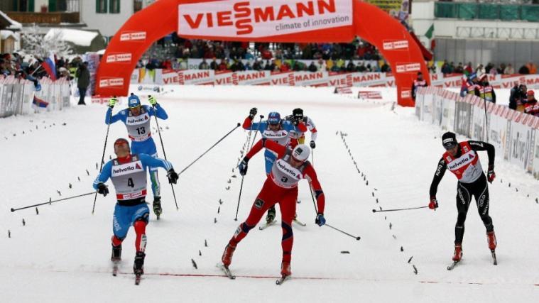 Nikolaj Morilov ließ Petter Northug und Dario Cologna hinter sich
Marit Björgen feierte den dritten Etappensieg in Folge
David Hofer wurde Vierter. Hier gratuliert er Sieger Morilov
Dietmar Nöckler landete auf Rang zehn - sein bestes Ergebnis im Weltcup überhaupt (Fotos: Pierre Teyssot)