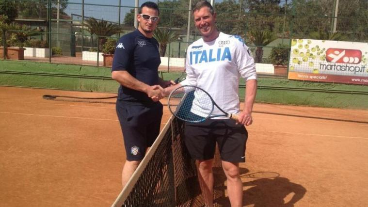 Dominik Paris und Werner Heel duellierten sich am Tennisnetz (Foto: FISI twitter)