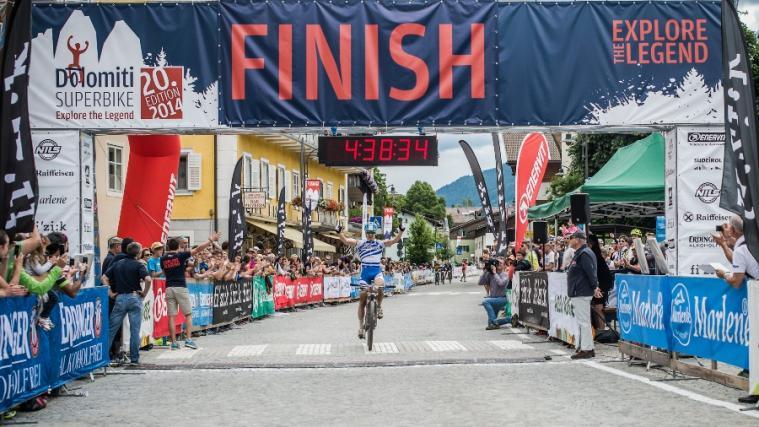 Ilias Periklis hat es geschafft. Der Grieche gewann den 20. Dolomiti Superbike
Sally Bigham, zum dritten Mal Siegerin bei den Damen
