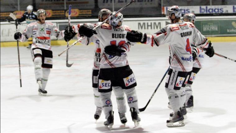 Ritten bejubelt den Derbysieg gegen die Wölfe (Foto: Max Pattis)
Levasseur hatte alle Hände voll zu tun
Sterzing gewann in Pontebba nach Penaltyschießen