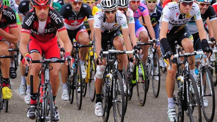 Manuel Quinziato (links) rackert für seinen Kapitän Cadel Evans. (Foto Tim de Waele/BMC)