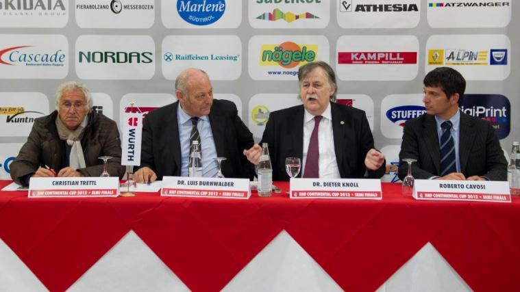 Christian Trettl, Luis Durnwalder, Dieter Knoll und Roberto Cavosi (Fotos: Max Pattis)
Der Landeshauptmann und Dieter Knoll überreichten Hannes Pfeifer, einem eingefleischten HCB-Fan, das Trikot mit allen Unterschriften der Meistermannschaft