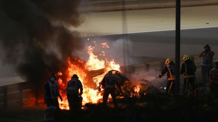 Romain Grosjean überlebte dieses Inferno in Bahrain vor zwei Jahren fast unverletzt. © APA/afp / BRYN LENNON
