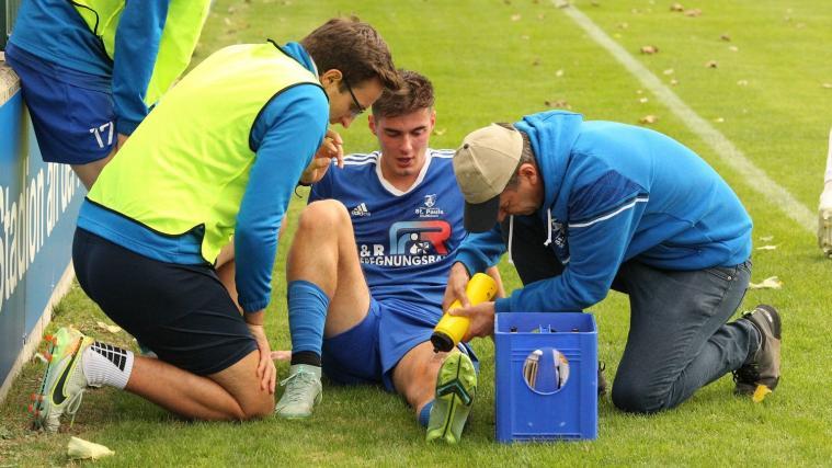 Alex Untertrifaller wird nach seiner schweren Verletzung behandelt. © Franz Griessmair