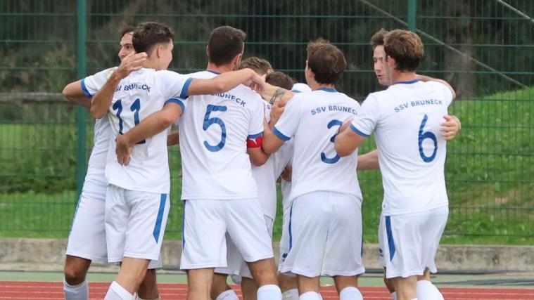 Der SSV Bruneck freut sich über den Sieg gegen Riffian Kuens. © Soziale Medien